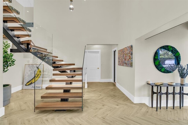 Building Photo - 319 S Riverside Dr