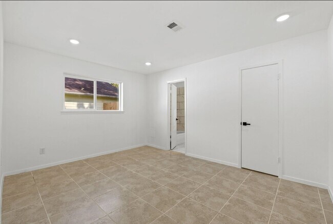 Building Photo - 9930 Valley Lake Dr