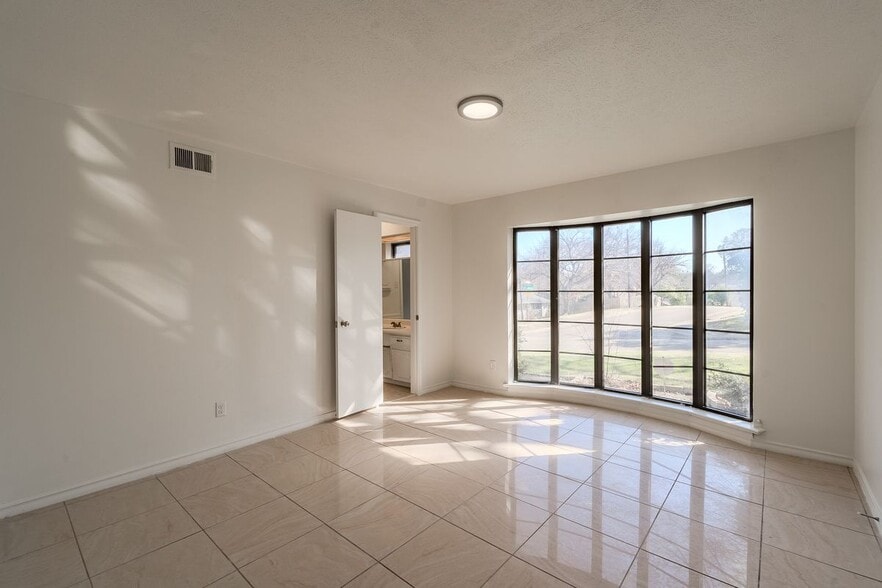 Building Photo - 3325 Shady Hollow Ln