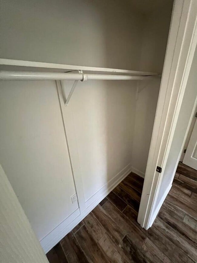 Building Photo - Charming 3BR Rental Featuring Granite Counters & Gas Range