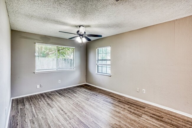 Building Photo - 6395 Crossway Dr