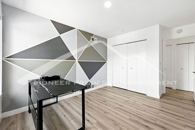 Building Photo - Spacious Townhouse with Washer/Dryer and C...