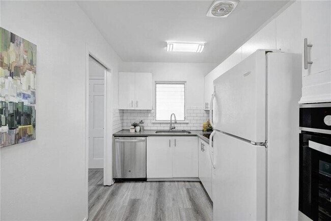 Building Photo - 5320 Balcones Dr