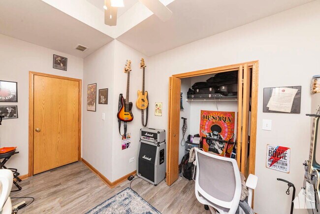 Building Photo - 1401 N Artesian Ave