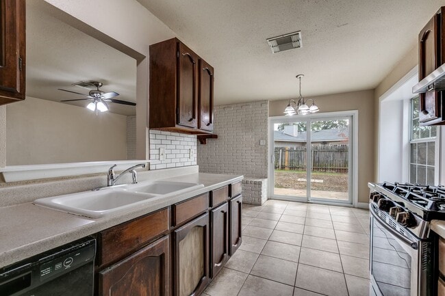 Building Photo - 4-BEDROOM NEAR THE MEDICAL CENTER!