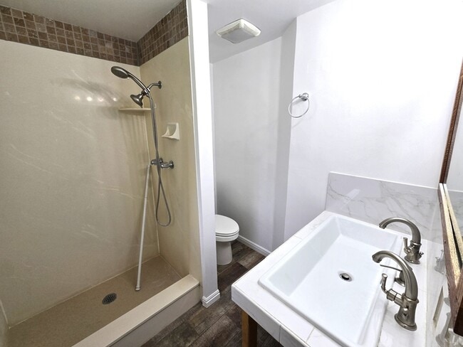 Building Photo - 5 Bedroom Home-Taylorsville