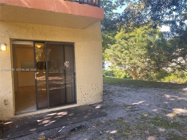 Building Photo - 4033 Lakeside Dr