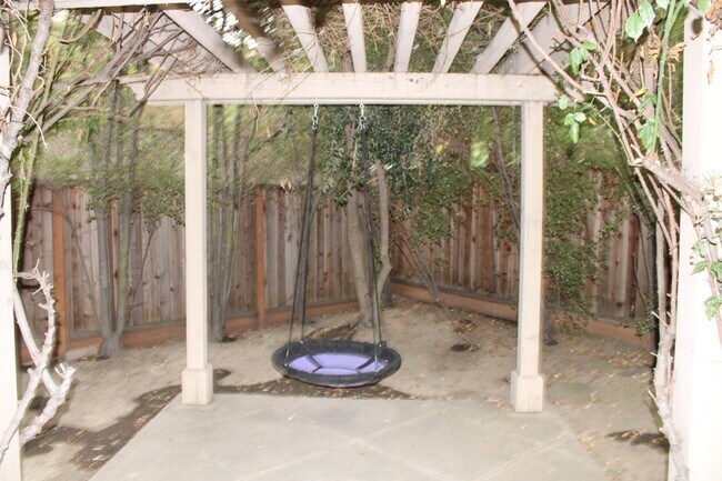 Building Photo - Gorgeous Single Story 3 Bedroom, 2 Bath wi...