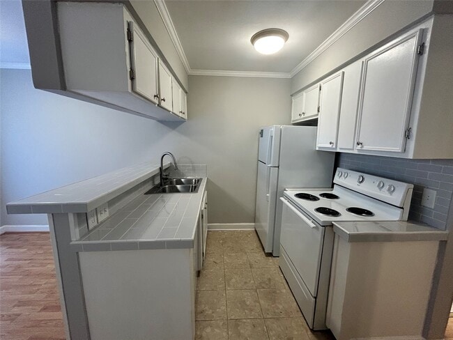 Building Photo - 807 Heights Blvd