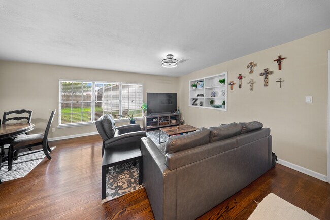 Building Photo - 4802 Kinglet St