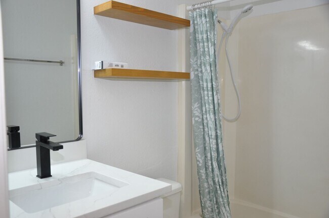 Building Photo - 3 Bedroom 2 Bath Duplex in Heart of Leander