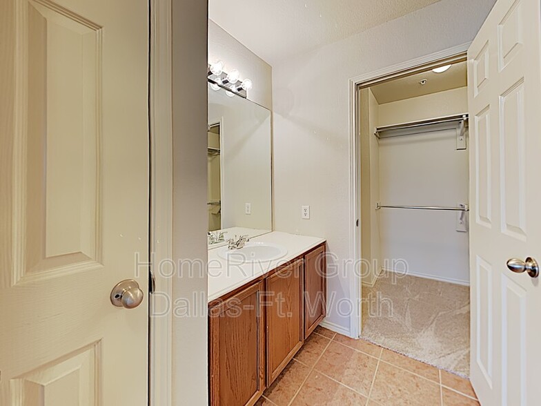 Building Photo - 2216 Stoneleigh Pl