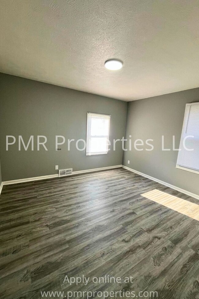 Building Photo - 3 Bedrooms / 1 Bathroom House