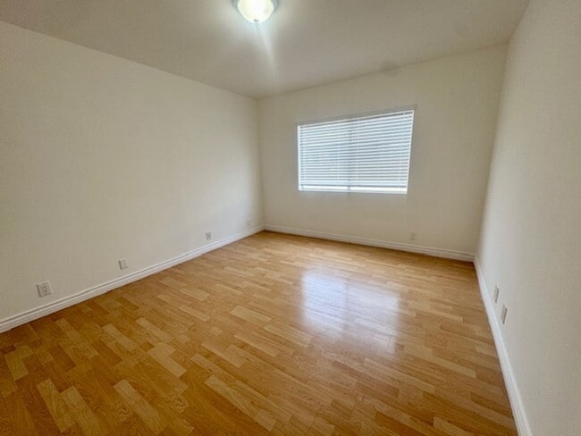 Building Photo - Charming 4 Bedroom in Woodland Hills