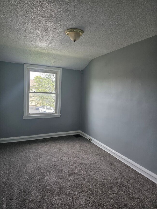 Building Photo - 403 Greenhill Ave