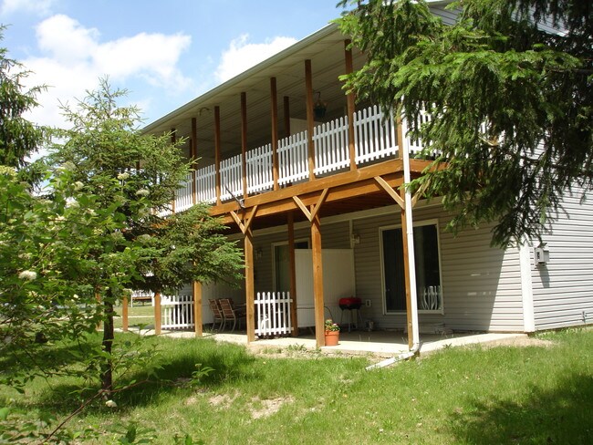 Covered patio/deck overlooking the lake - 1058 Lakeshore Dr