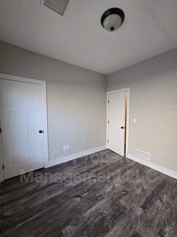 Building Photo - 3321 E Aster St