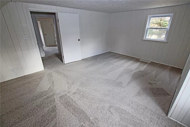 Building Photo - 146 Meadowbrook Rd