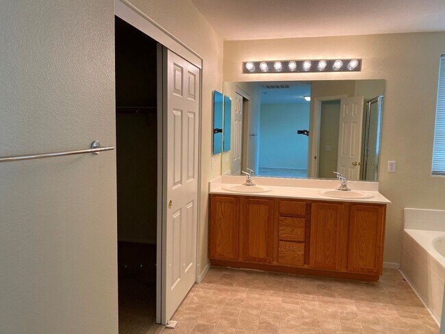 Building Photo - Beautiful & spacious home on an oversized ...