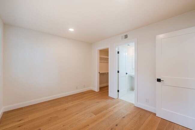 Building Photo - Beautiful Hermosa Beach Townhome Rental!