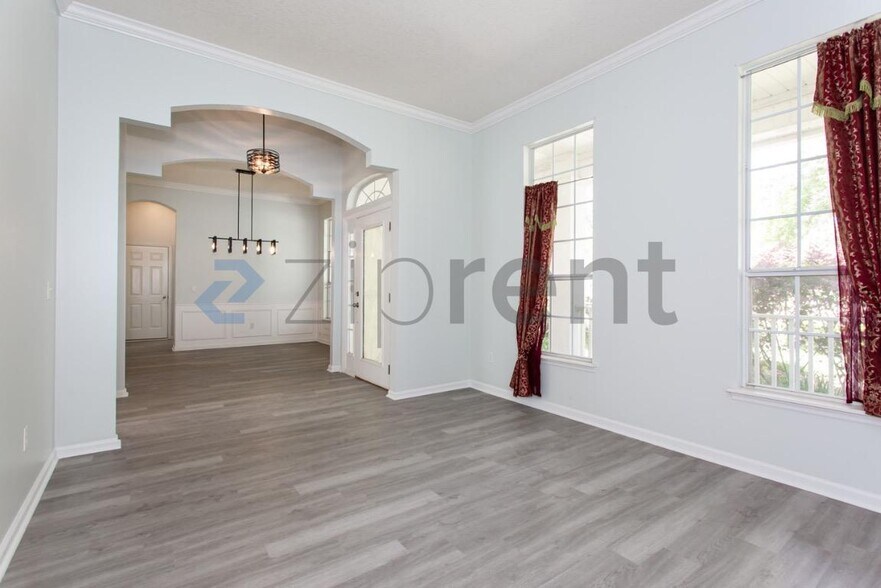 Building Photo - 168 Oak Common Ave