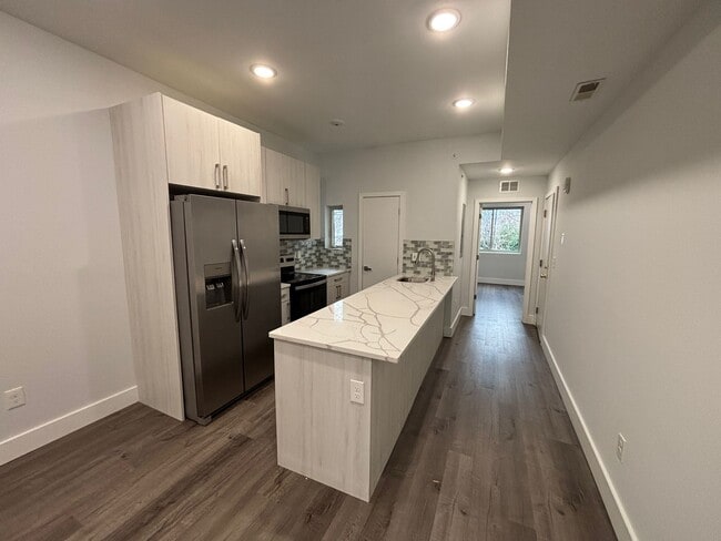 Building Photo - 2252 N Delhi St