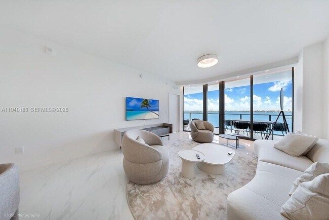 Building Photo - 700 NE 24th St