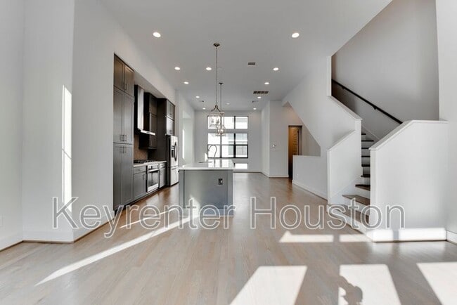Building Photo - 2928 Lamar St