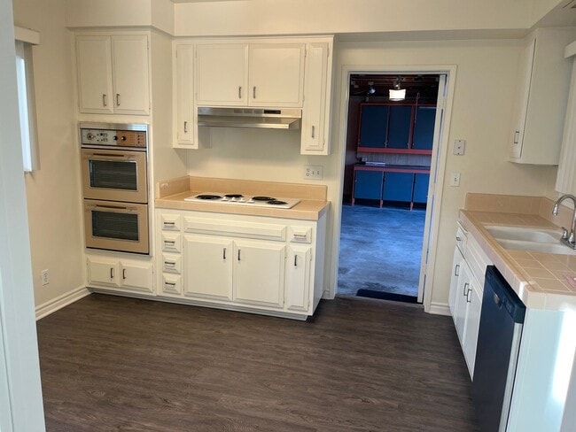 Building Photo - Beautiful 4 Bedroom Home in Huntington Beach