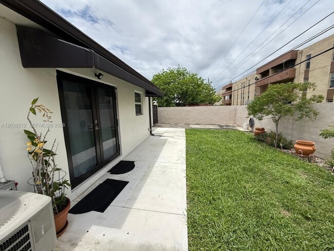 Building Photo - 875 W 72nd Pl