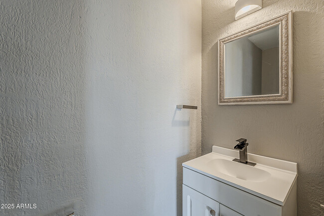 Building Photo - 21928 N Braden Rd