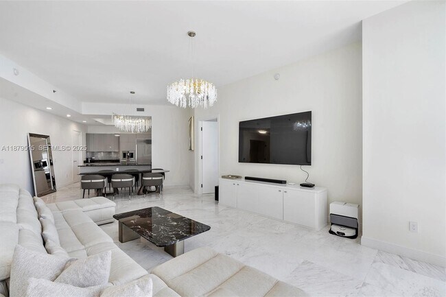 Building Photo - 16001 Collins Ave