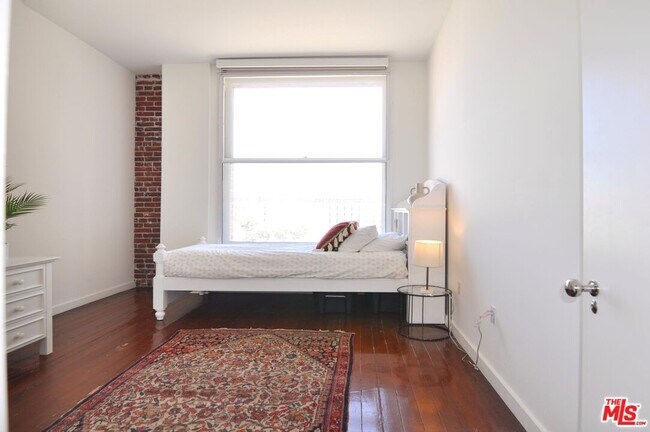 Building Photo - 257 S Spring St