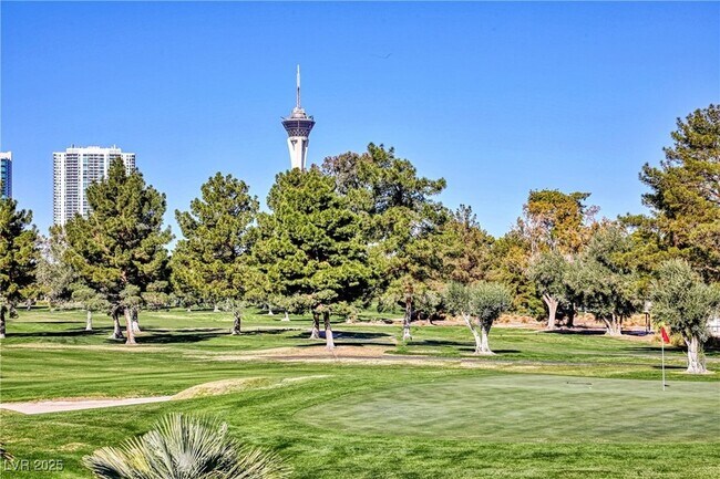 Building Photo - 2963 Pinehurst Dr