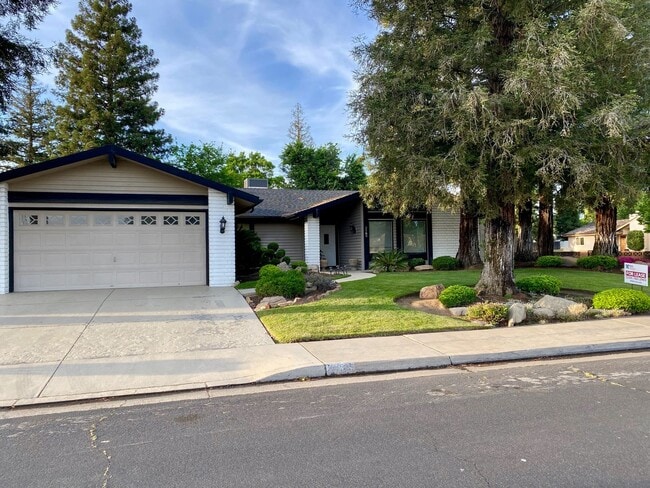 Building Photo - $2,250 Armstrong & Sierra, Beautiful 3 Bed...