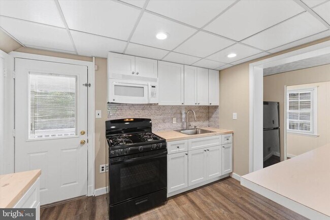 Building Photo - 9 N Greenbrier St