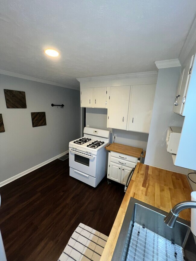 Building Photo - 610 Melville St