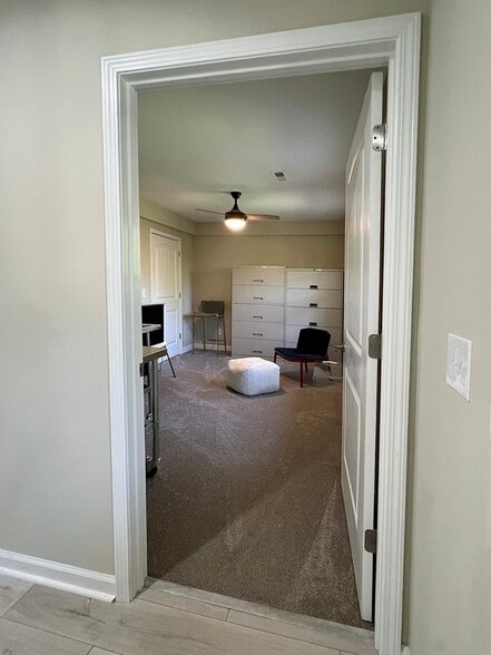 Lounge kitchenette area great space office too - 1007 N Peace Haven Rd