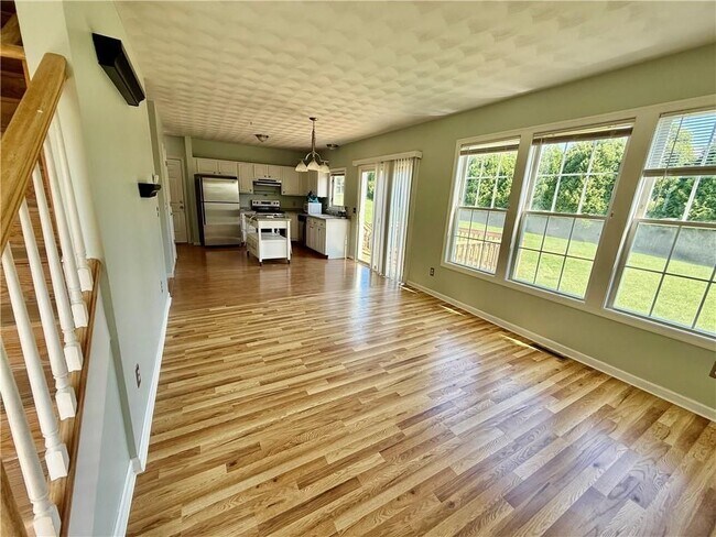 Building Photo - 125 Goldenrod Dr