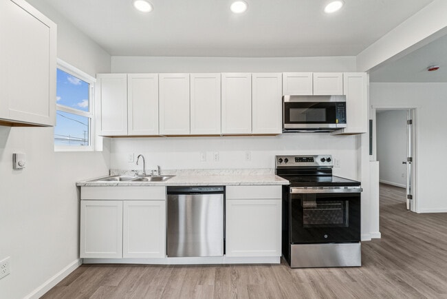 Building Photo - 913 1/2