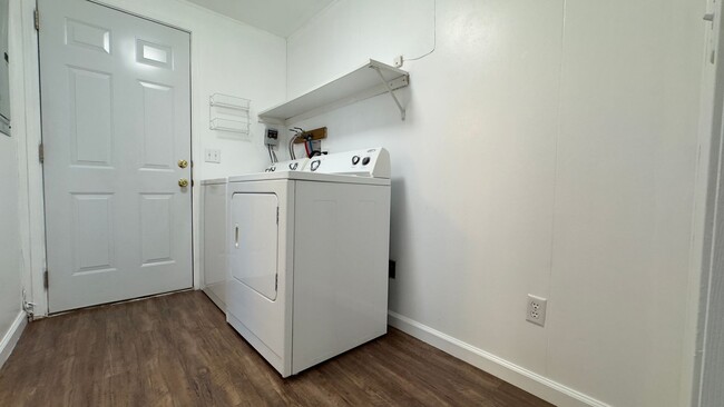 Building Photo - Lakeview 3 Bedroom Home with A/C , LVP Flo...