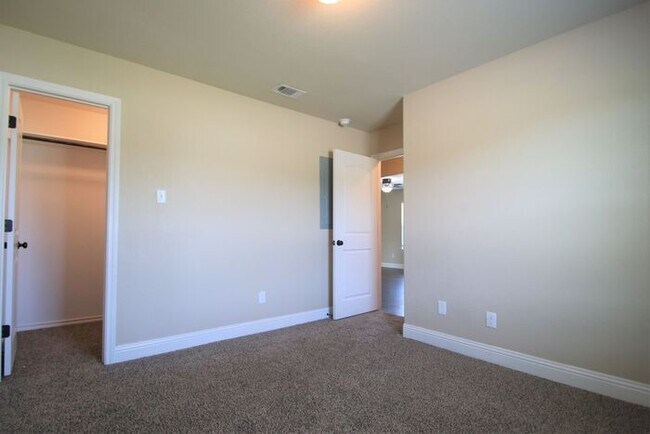 Building Photo - Coming Soon | 3BR/2BA Weatherford Town Home with Granite Countertops, Luxury Plank Floors & Appli...