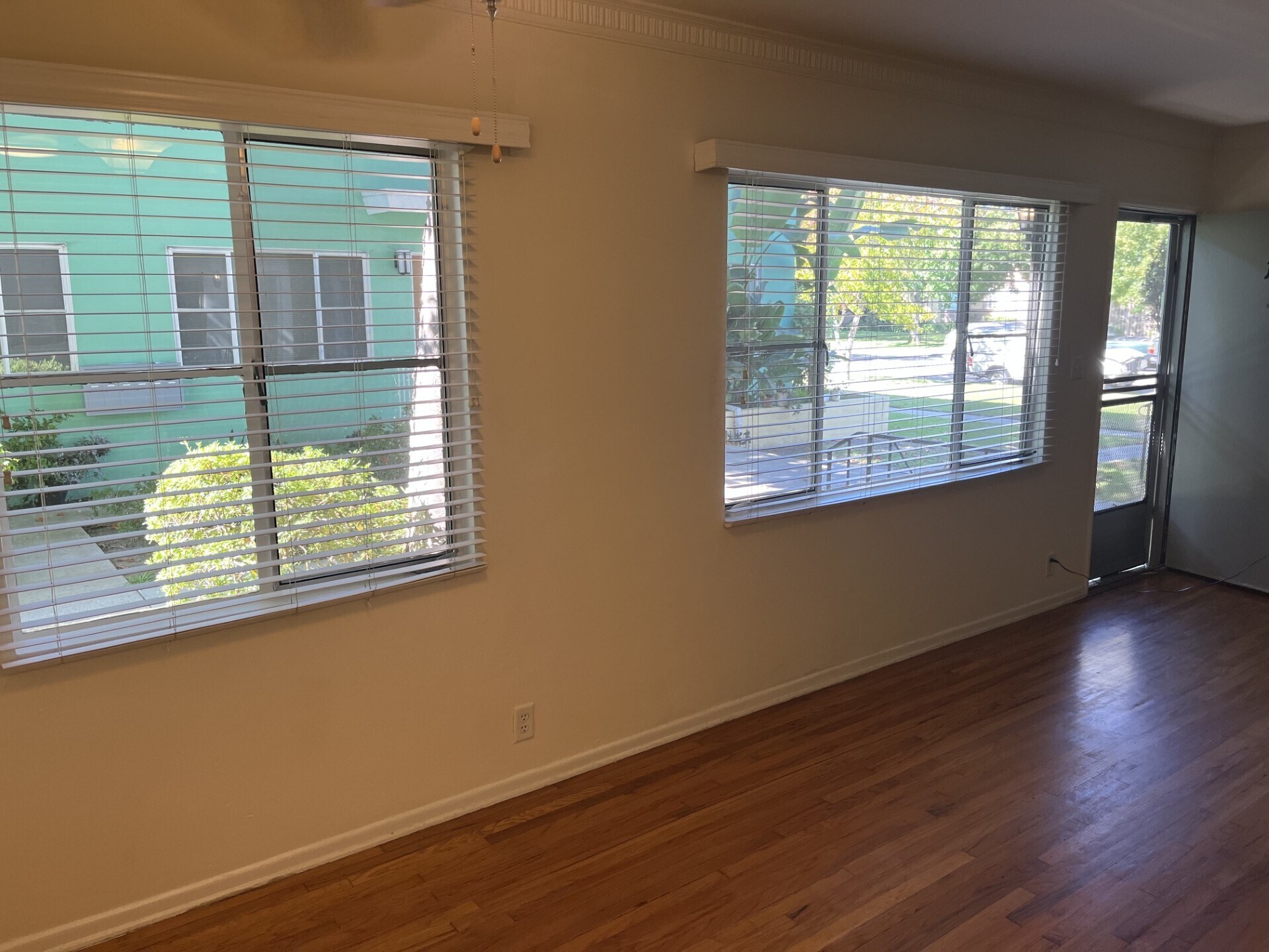 Front Windows 1 - 3171 S Barrington Ave