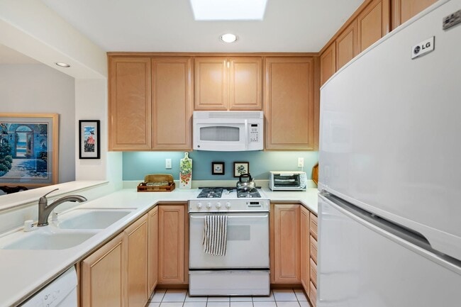 Building Photo - Total Quality Living! El Escorial Villas at East Beach~