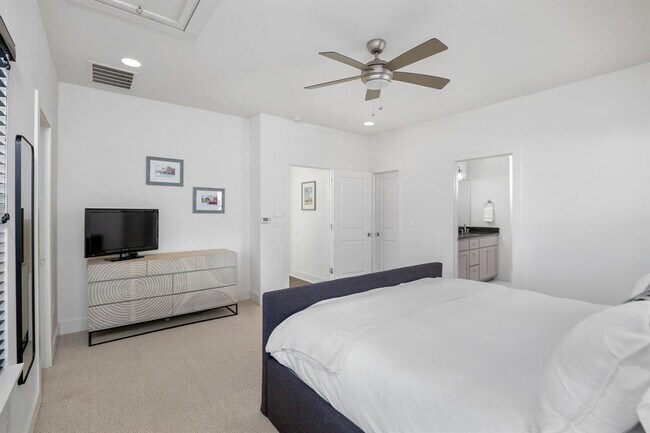 Building Photo - 2703 Halcyon Dr