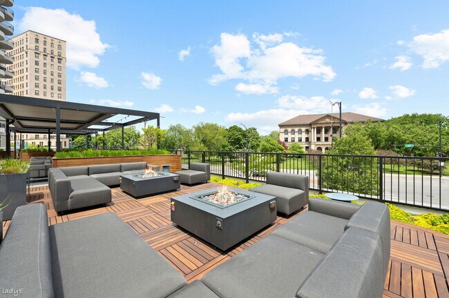 Building Photo - 2020 N Lincoln Park W