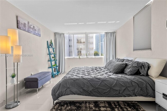 Building Photo - 1345 Lincoln Rd