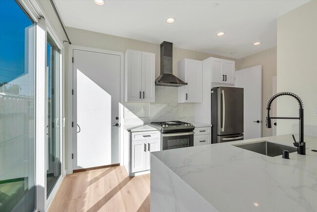 Building Photo - 4048 Cherokee Ave