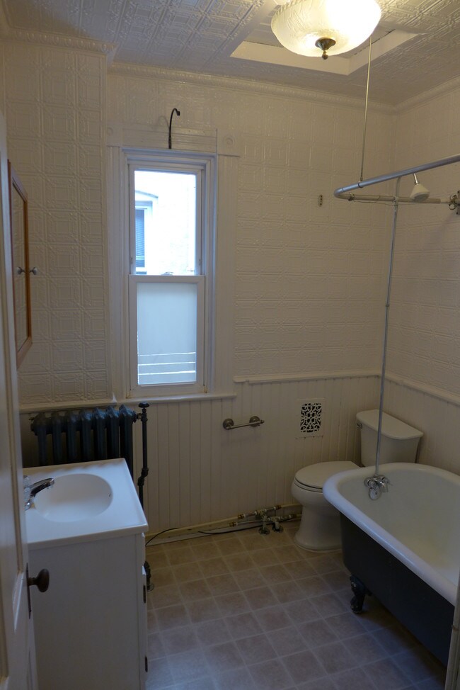 Building Photo - 2934 Huntingdon Ave