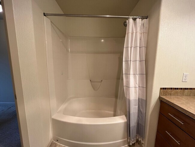 Building Photo - Top Floor 2 Bed 2 Bath Condo Hillsboro/Bea...